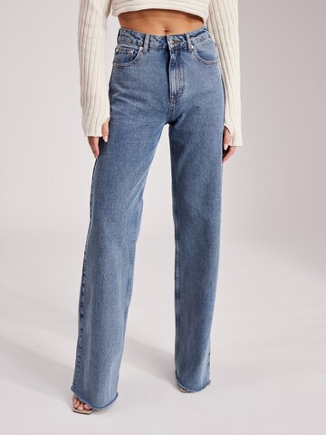 RÆRE by Lorena Rae Wide leg Jeans 'Mara Tall' in Blue: front