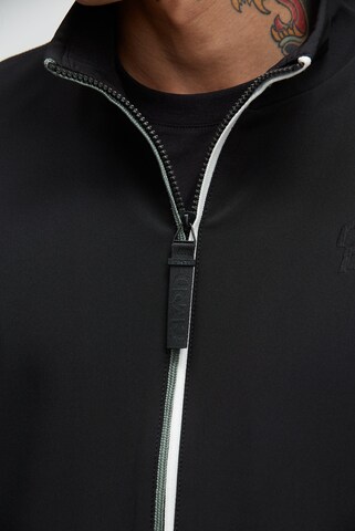 CMPD Softshell-Blouson mit tonaler Rücken-Stickerei in Schwarz