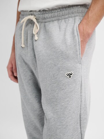 Hummel Tapered Pants 'Bee' in Grey