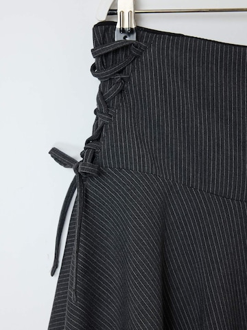 Trendyol Curve - Falda en gris