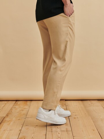 DAN FOX APPAREL Tapered Hose 'Ediz' in Beige