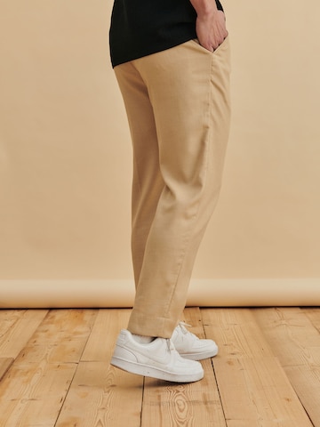 DAN FOX APPAREL - Tapered Pantalón de pinzas 'Ediz' en beige