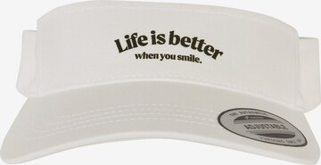 Șapcă 'Life Is Better' de la Mister Tee pe alb