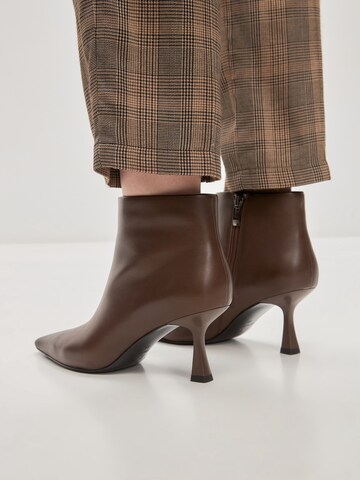 CESARE GASPARI Stiefelette in Braun