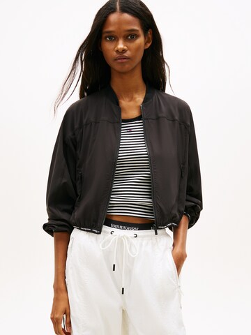 Tommy Jeans Преходно яке в черно: отпред