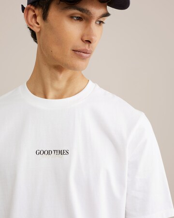 Tricou de la WE Fashion pe alb