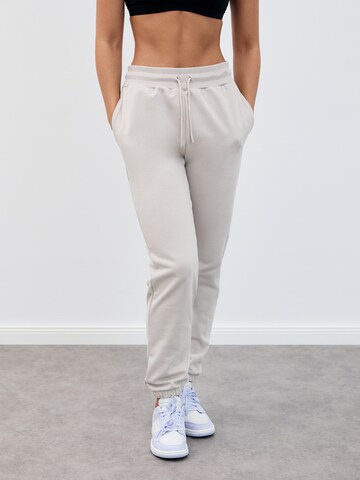 MAKARIĆ Regular Workout Pants in Beige: front