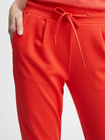 Coupe slim Pantalon 'Kate' ICHI en rouge