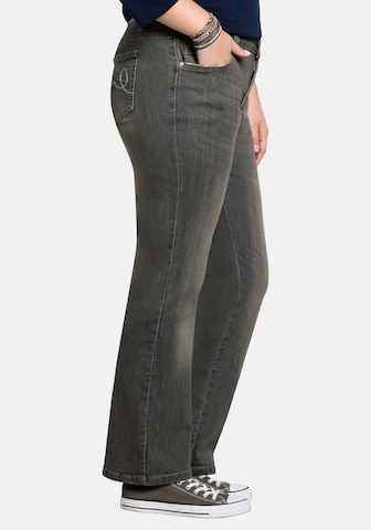 SHEEGO Bootcut Jeans i grå