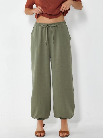 Pantaloni sportivi di Busem in verde: frontale