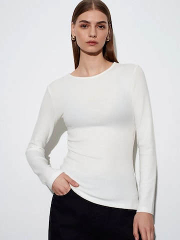 Dilvin Blouse in White: front