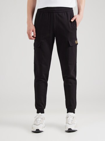 Tapered Pantaloni cargo di EA7 Emporio Armani in nero: frontale