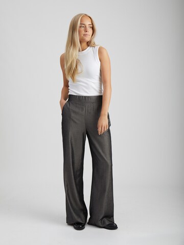 Peppercorn - Pierna ancha Pantalón 'Bea' en gris