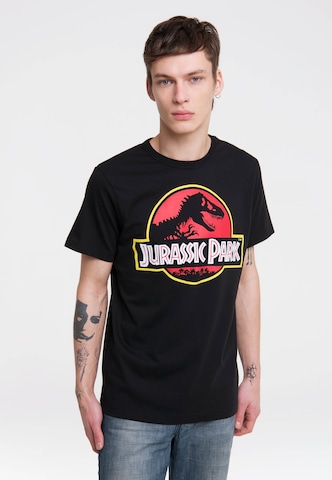 LOGOSHIRT Shirt 'Jurassic Park Logo' in Zwart: voorkant