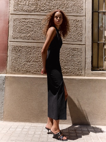 Rochie de la Bershka pe negru