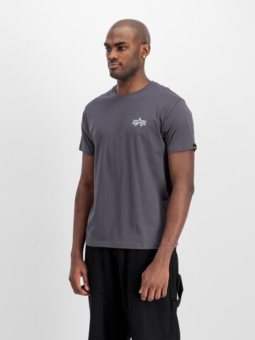 ALPHA INDUSTRIES T-shirt i grå