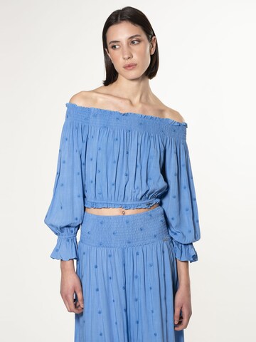 Influencer Blouse in Blue: front