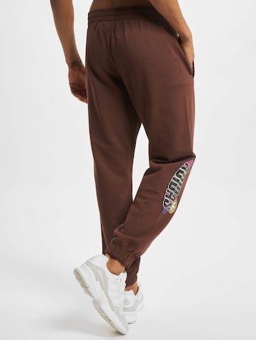 ruda ADIDAS ORIGINALS Siaurėjantis Kelnės 'Trefoil A33'