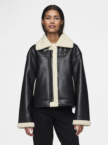 Veste mi-saison 'PCJanelle' PIECES en noir : devant