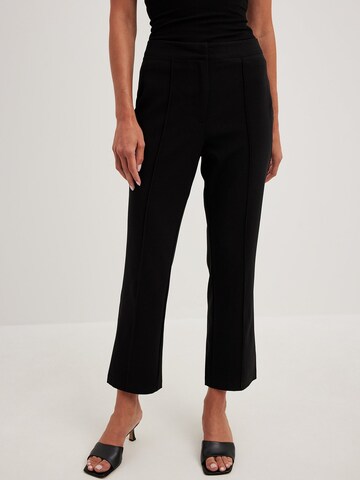 Regular Pantalon NA-KD en noir : devant