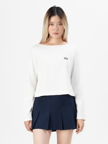 Tricou de la GAP pe alb: față