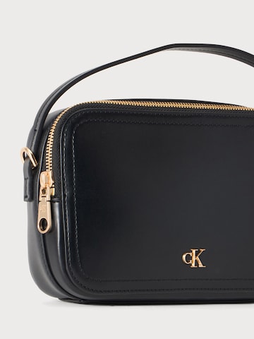 juoda Calvin Klein Rankinė su ilgu dirželiu
