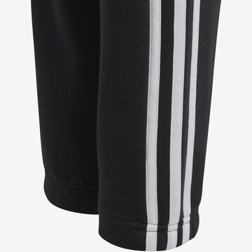 ADIDAS SPORTSWEAR - Tapered Calças de desporto 'Essentials' em preto