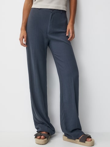 Pull&Bear Regular Pleated Pants in Blue: front