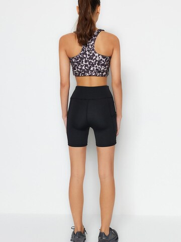 Trendyol Skinny Shorts in Schwarz