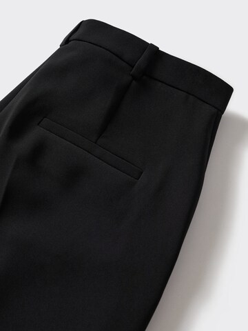 Flared Pantaloni con piega frontale 'Estel' di MANGO in nero