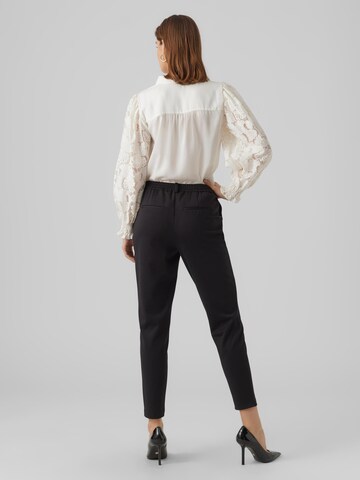 juoda VERO MODA Siaurėjantis Kelnės 'Lucca'