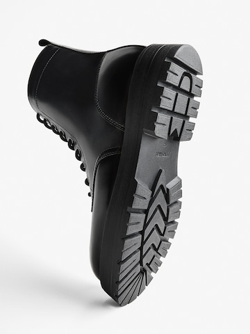 Boots stringati di Bershka in nero