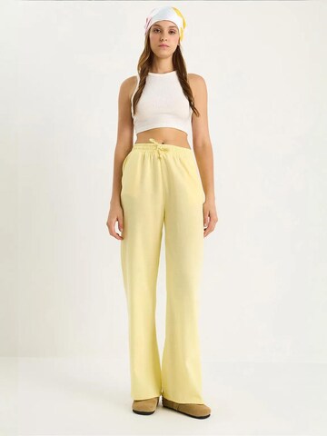 Bianco Lucci - Perna larga Calças em amarelo: frente