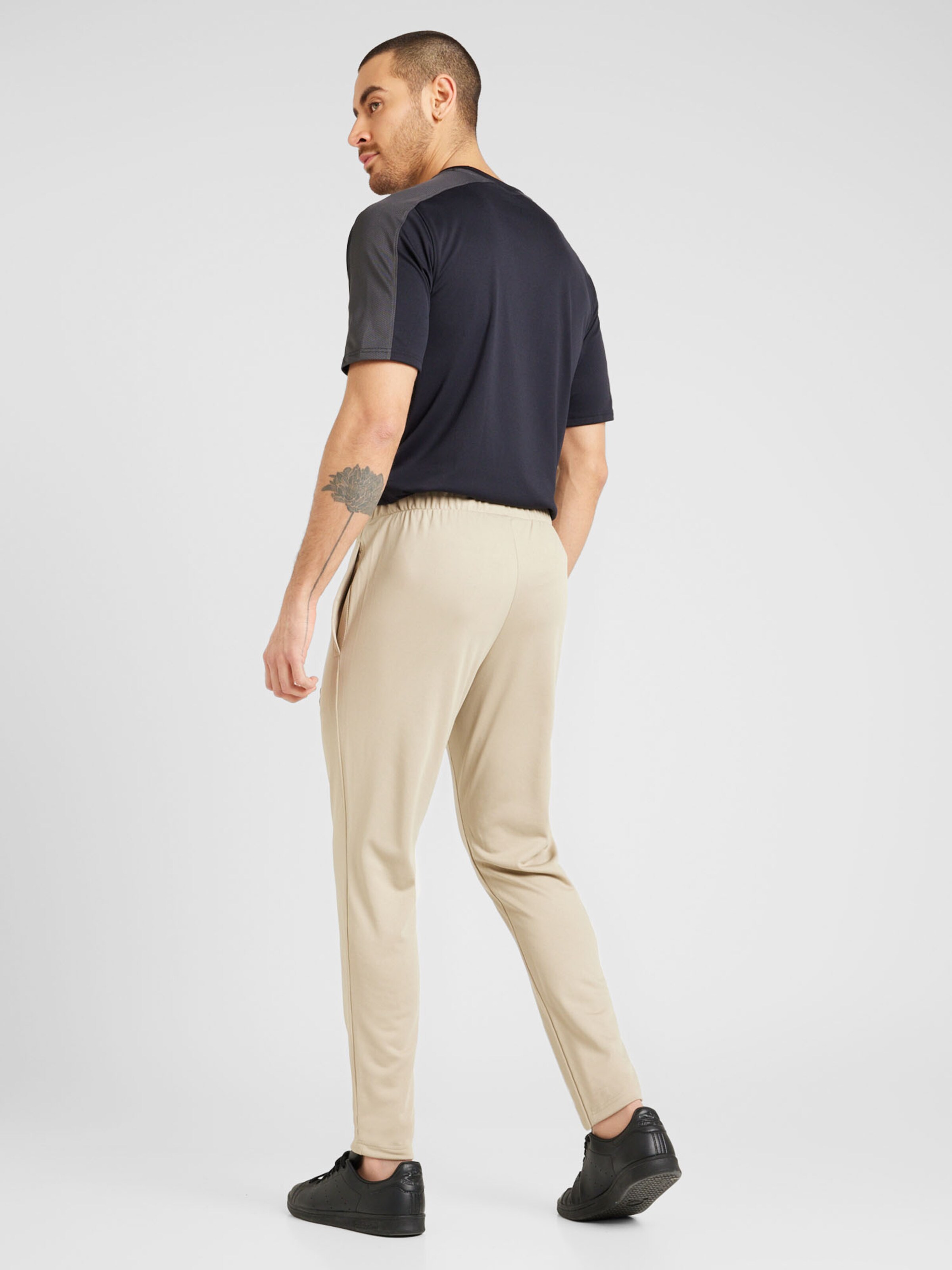 UNDER ARMOUR Trainingspak Emea in Lichtbeige ABOUT YOU
