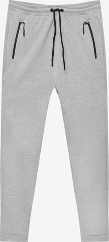 Pantaloni de la Pull&Bear pe gri: față