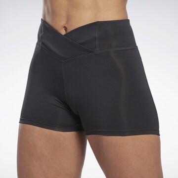 Reebok Skinny Sportshorts in Schwarz