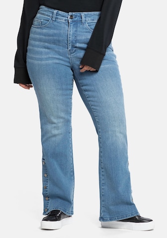 SHEEGO Bootcut Jeans in Blauw: voorkant