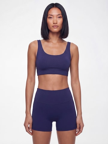 V!BE STUD!OS Topp, värv sinine: eest vaates