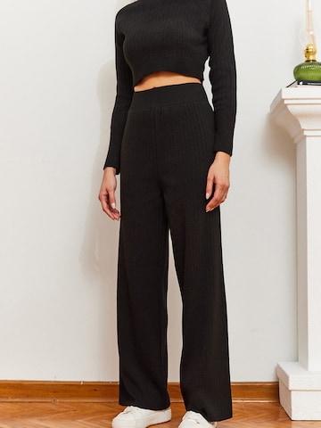 Completo pantalone di Bianco Lucci in nero: frontale