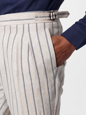 regular Pantaloni con pieghe di Antioch in bianco