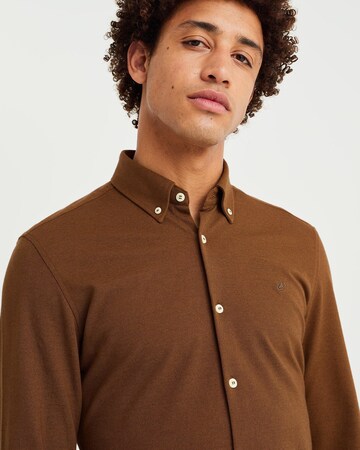 Slim fit Camicia di WE Fashion in marrone