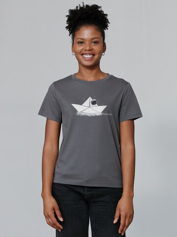 Watapparel Shirt ' Astronaut in paper boat ' in Grau: Vorderseite
