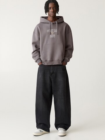 Sweat-shirt 'ONE PIECE LUFFY' Pull&Bear en gris