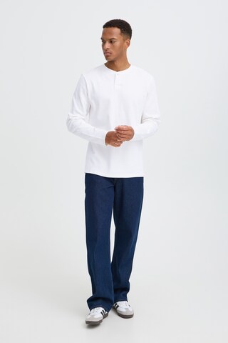 Tricou 'BHLEWIS' de la BLEND pe alb