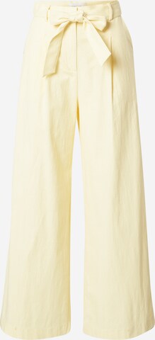 FRNCH PARIS Wide leg Pleat-front trousers 'Parvedy' in Yellow: front
