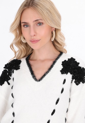 IZIA Sweater in White