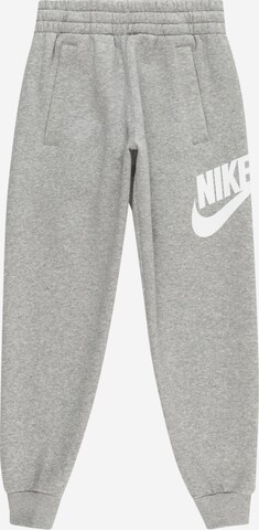 Nike Sportswear Tapered Broek in Grijs: voorkant