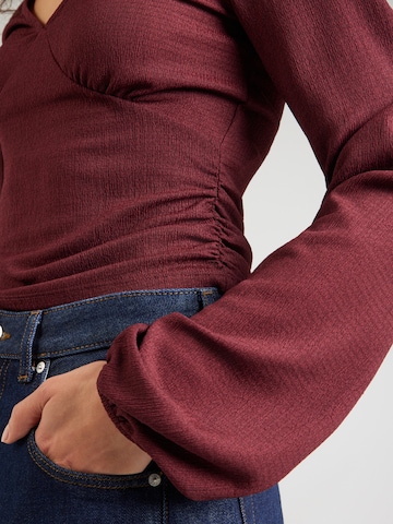 Tricou 'Janina' de la ABOUT YOU pe roșu