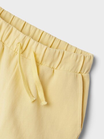 NAME IT Normalny krój Spodnie 'Feat' w kolorze żółty