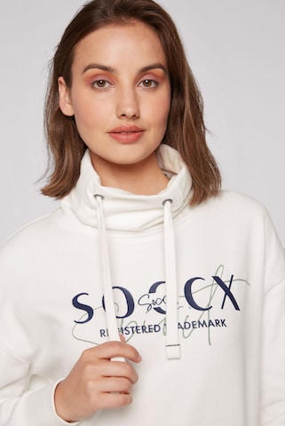 Soccx Sweatshirt mit hohem Kragen und Logo Print in Weiß